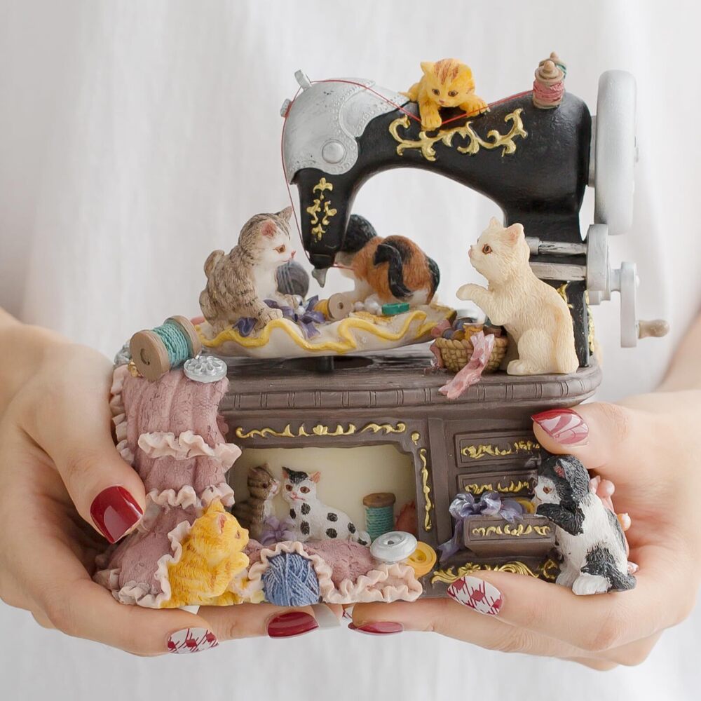 7048 Gift Wrapped Music Box Cat Lovers Sewing Machine Musical Decoration